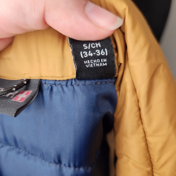 Swiss Tech puffer vest size small - Picture 13 of 14